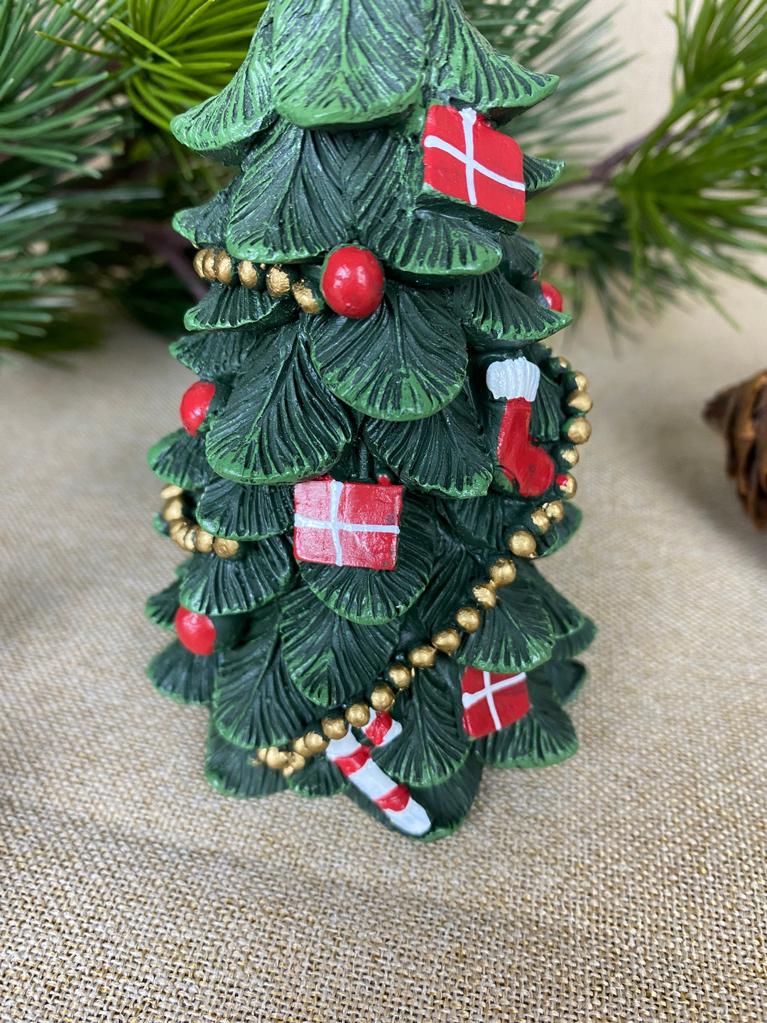Weihnachtsbaum mit Schmuck, 15 cm, Polyresin, dunkelgrün