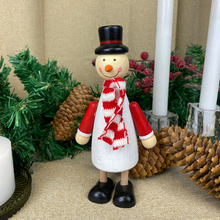Schneemann mit Schal – aus Kiefernholz, 17,7 cm