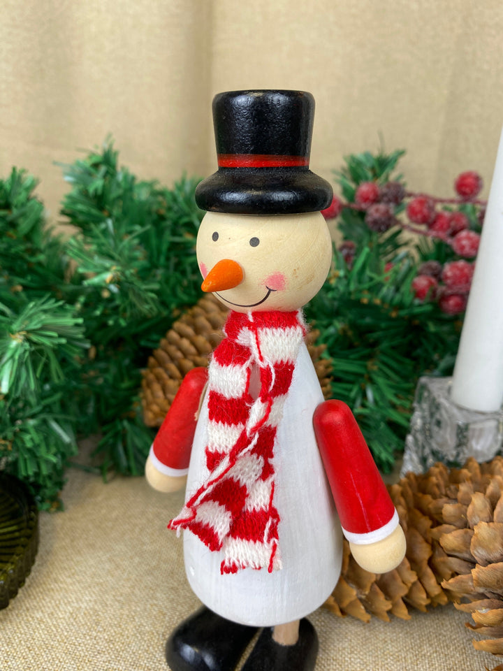 Schneemann mit Schal – aus Kiefernholz, 17,7 cm
