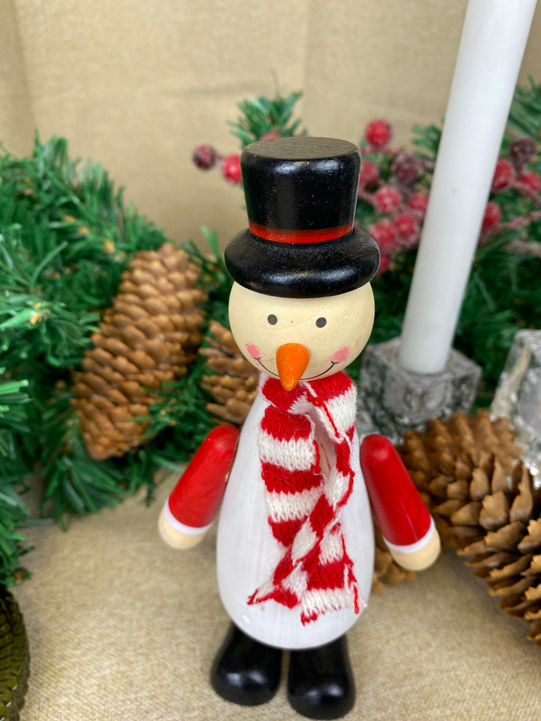 Schneemann mit Schal – aus Kiefernholz, 17,7 cm