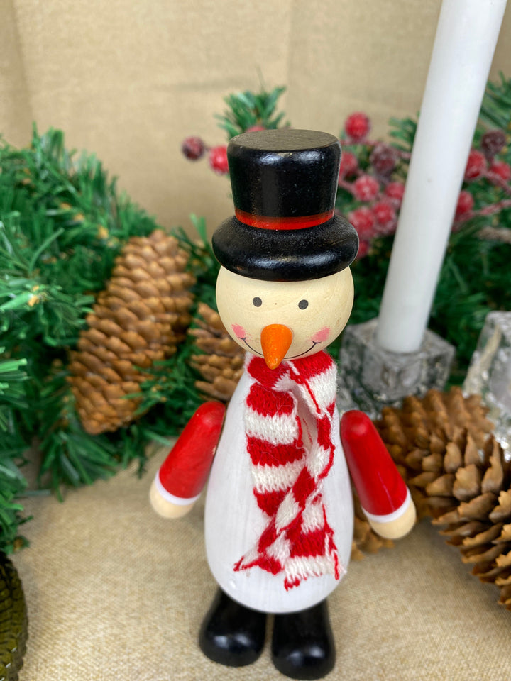 Schneemann mit Schal – aus Kiefernholz, 17,7 cm
