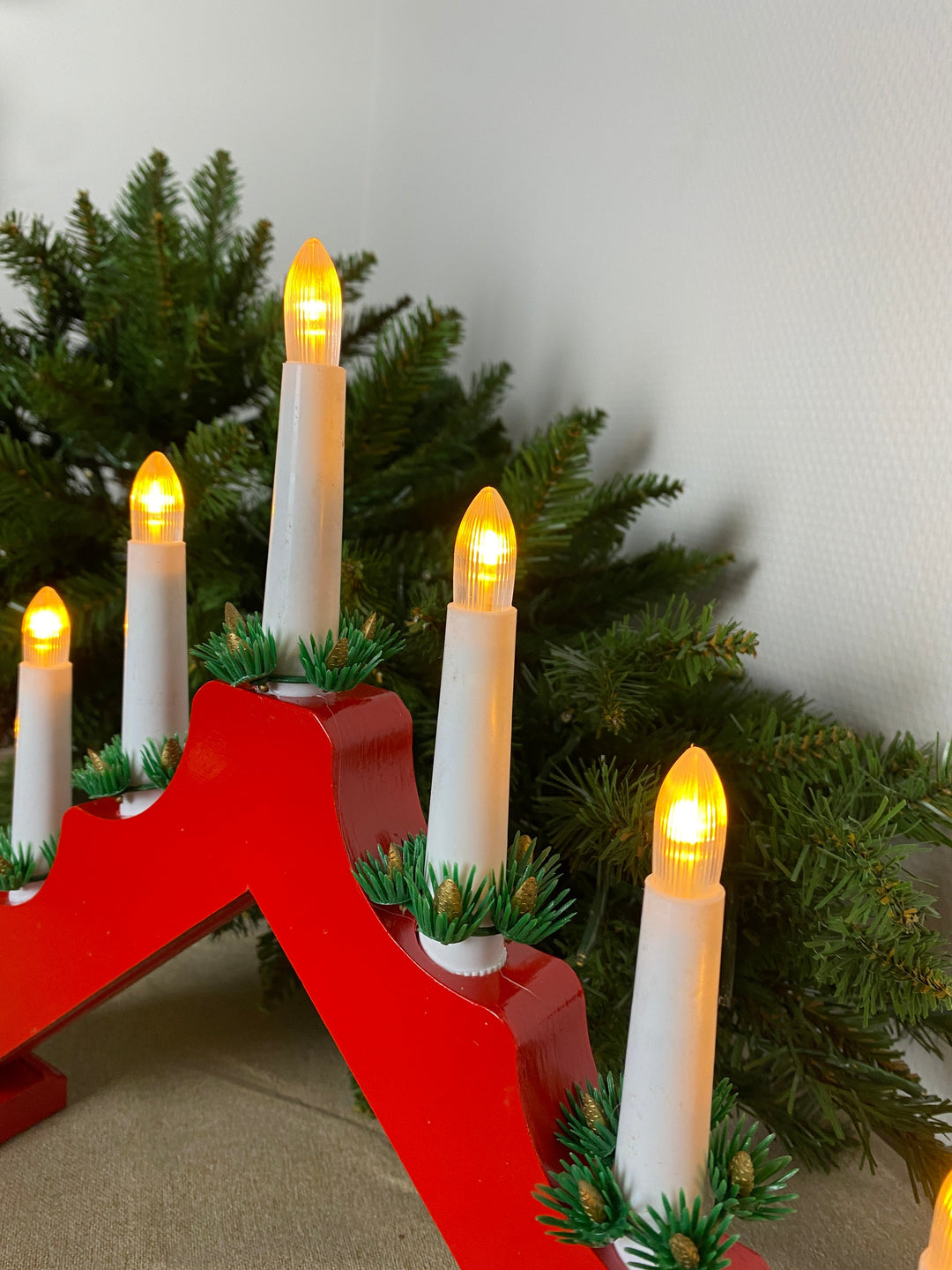 Conzept Weihnachten - Treppenständer aus Holz - Rot