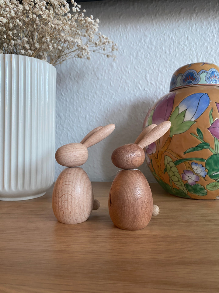 Sitzender Hase, 10 cm hoch, mahagonibraun
