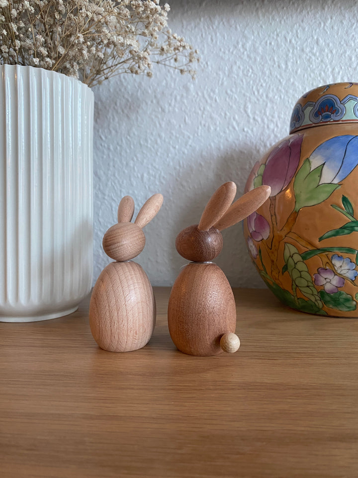 Sitzender Hase, 10 cm hoch, mahagonibraun