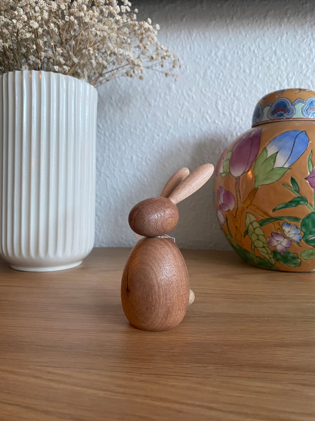 Sitzender Hase, 10 cm hoch, mahagonibraun
