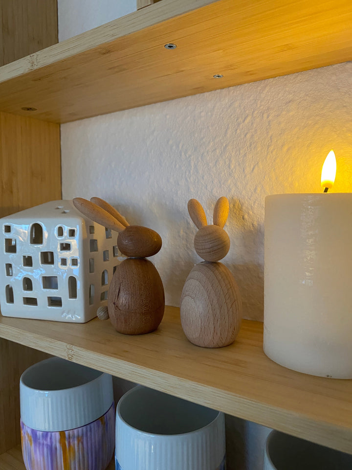 Sitzender Hase, 10 cm hoch, mahagonibraun