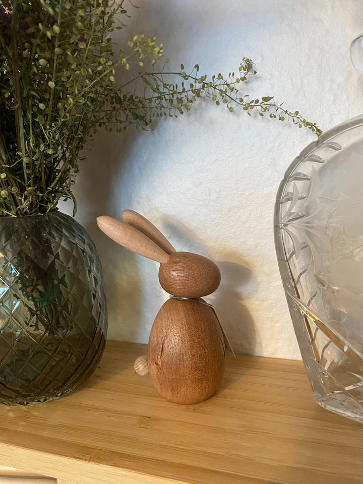 Sitzender Hase, 10 cm hoch, mahagonibraun