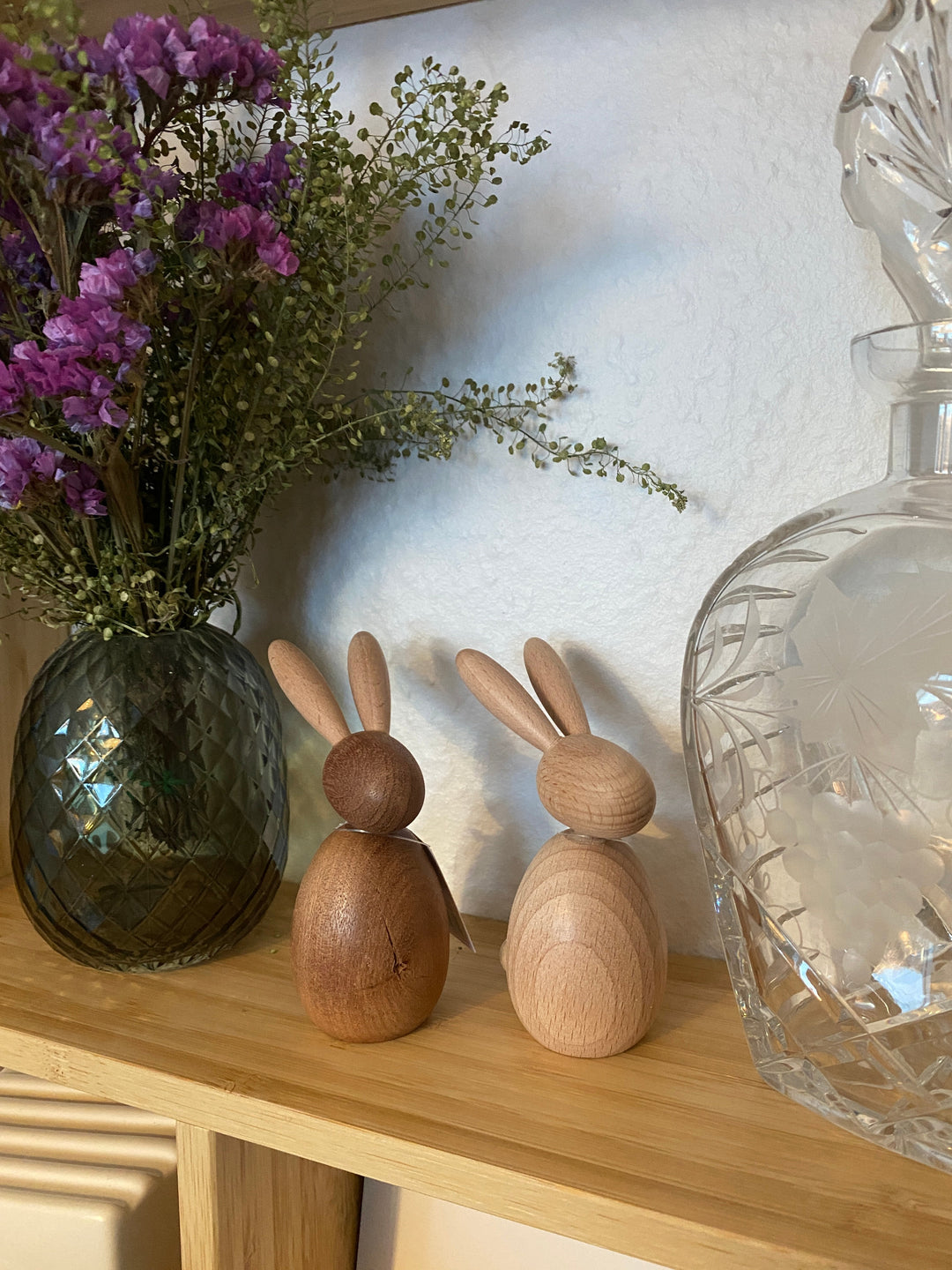 Sitzender Hase, 10 cm hoch, mahagonibraun
