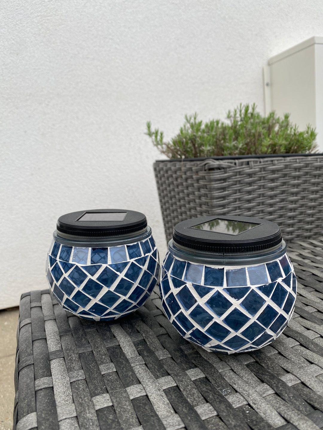 Solar-Tischleuchte in blauem Mosaik