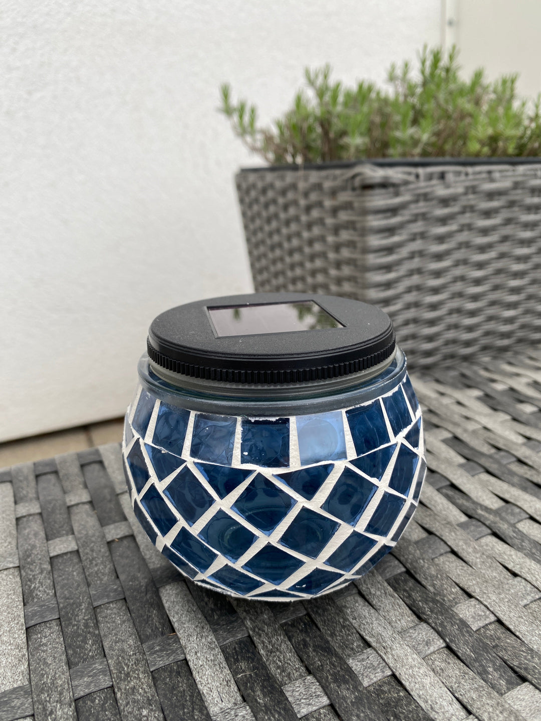 Solar-Tischleuchte in blauem Mosaik