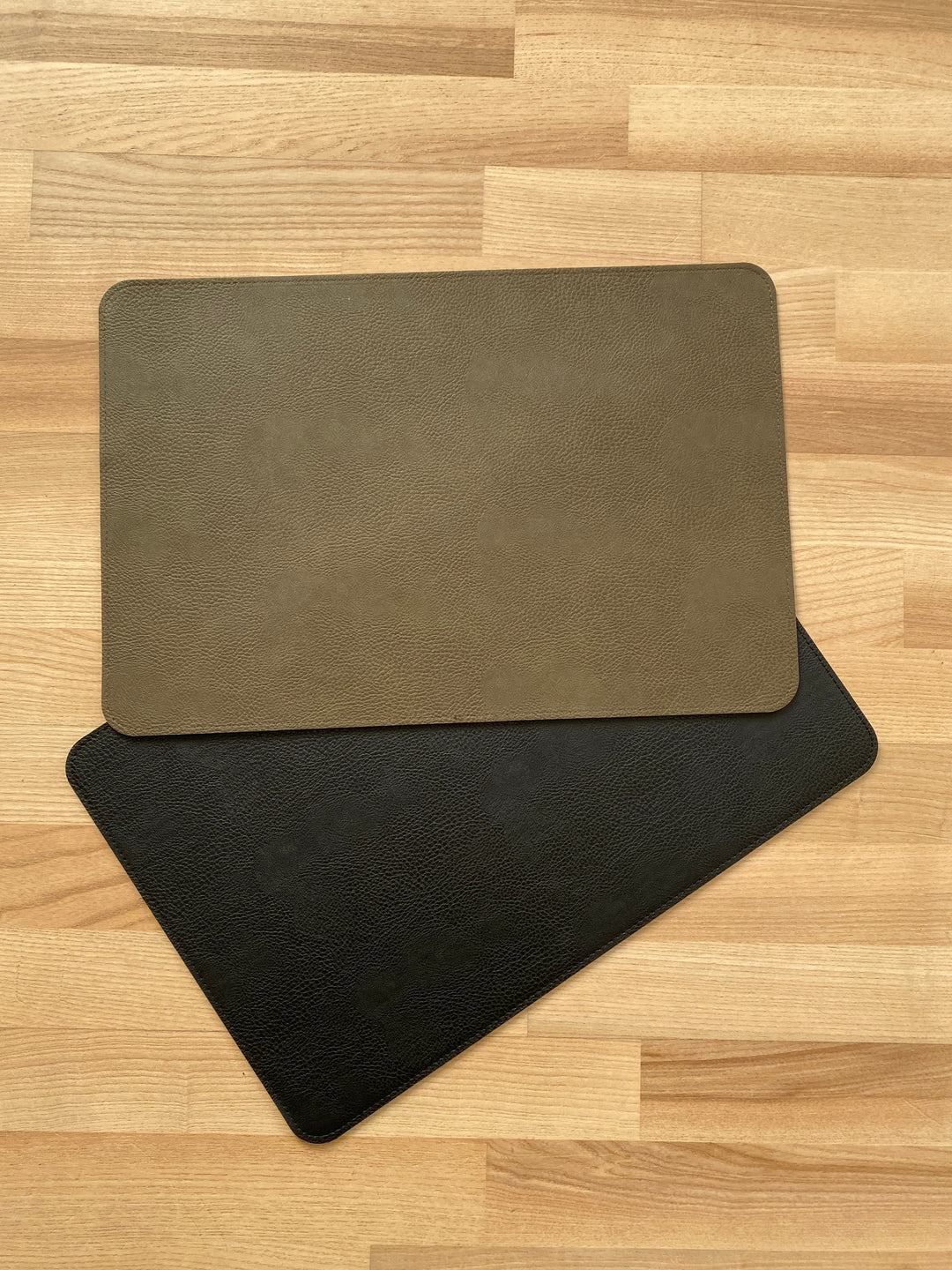 Wendbares Platzset - PU 30x45 cm schwarz/oliv