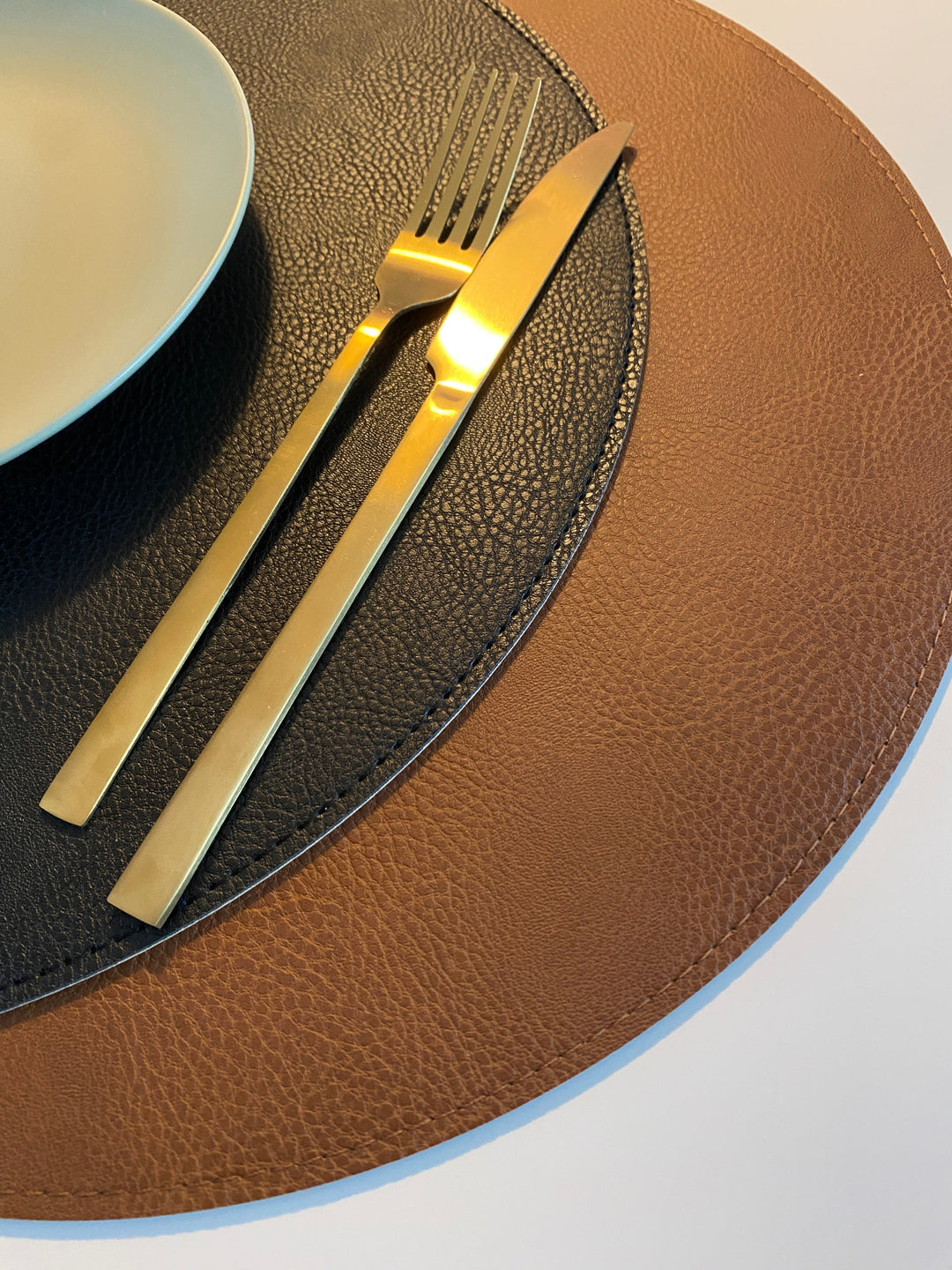 Wendbares Platzset – PU Ø38 cm Cognac/Schwarz